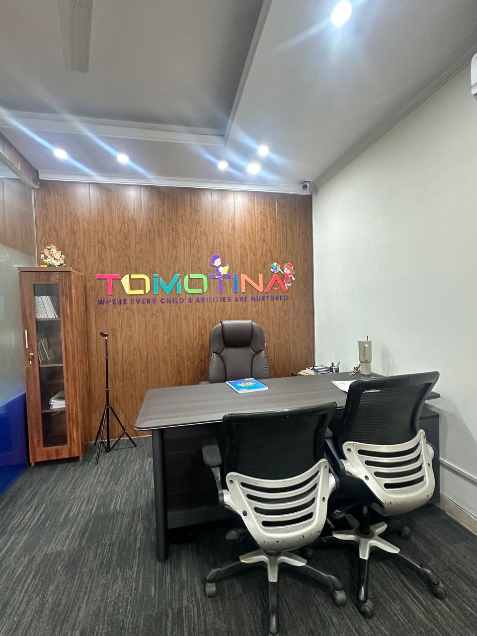 Tomotina Kids consultation room with logo wall