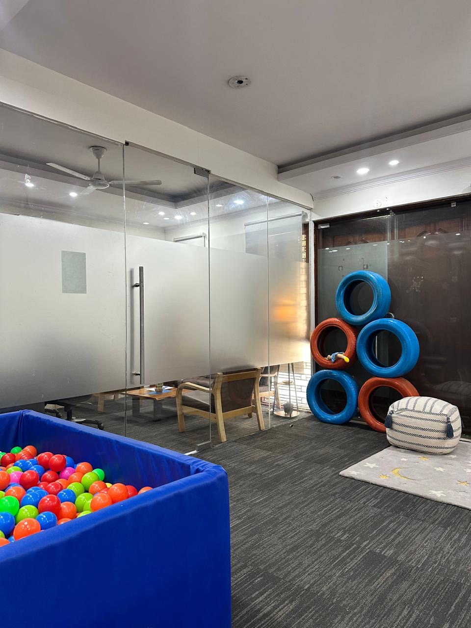Tomotina Kids therapy room and child-friendly setup